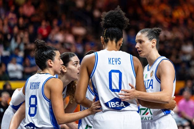 italienische Mannschaft beim Huddle, Costanza Verona (Italien, 08), Matilde Villa (Italien, 05), Jasmine Keys (Italien, 00), Cecilia Zandalasini (Italien, 09), GER, Italien vs. Australien, Basketball, FIBA Women s World Cup 2026, Qualifikation fuers Viertelfinale, 09.09.2026 GER, Italien vs. Australien, Basketball, FIBA Women s World Cup 2026, Qualifikation fuers Viertelfinale, 09.09.2026 Berlin Copyright: xEibner-Pressefoto MaxxVincenx EP_MVN