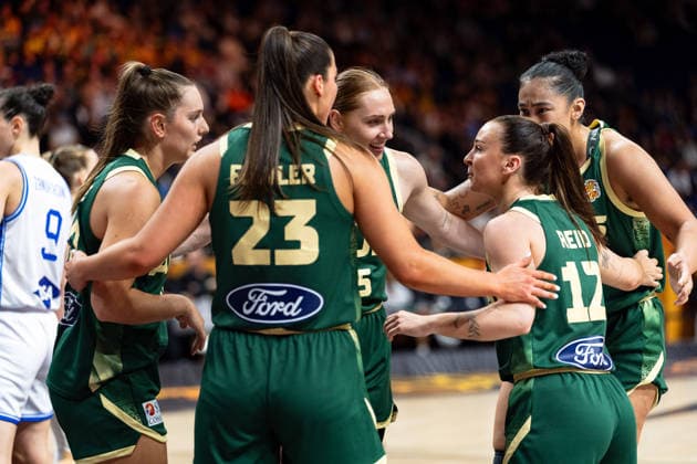 australische Mannschaft beim Huddle, Alex Fowler (Australien, 23), Chloe Bibby (Australien, 55), Stephanie Reid (Australien, 12), GER, Italien vs. Australien, Basketball, FIBA Women s World Cup 2026, Qualifikation fuers Viertelfinale, 09.09.2026 GER, Italien vs. Australien, Basketball, FIBA Women s World Cup 2026, Qualifikation fuers Viertelfinale, 09.09.2026 Berlin Copyright: xEibner-Pressefoto MaxxVincenx EP_MVN