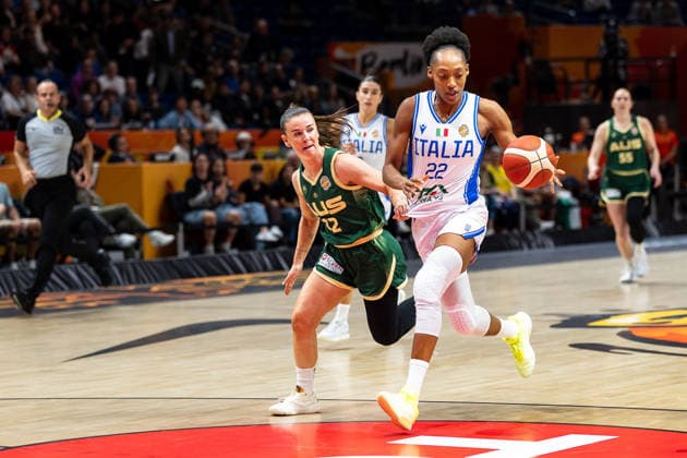 Olbis Andre (Italien, 22) im Dribbling gegen Stephanie Reid (Australien, 12), GER, Italien vs. Australien, Basketball, FIBA Women s World Cup 2026, Qualifikation fuers Viertelfinale, 09.09.2026 GER, Italien vs. Australien, Basketball, FIBA Women s World Cup 2026, Qualifikation fuers Viertelfinale, 09.09.2026 Berlin Copyright: xEibner-Pressefoto MaxxVincenx EP_MVN