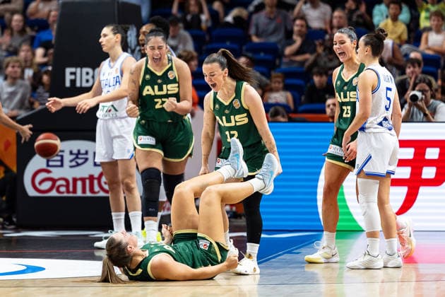Zitina Aokuso (Australien, 22), Stephanie Reid (Australien, 12), Alex Fowler (Australien, 23) jubelt Jubel mit Isobel Borlase (Australien, 20), GER, Italien vs. Australien, Basketball, FIBA Women s World Cup 2026, Qualifikation fuers Viertelfinale, 09.09.2026 GER, Italien vs. Australien, Basketball, FIBA Women s World Cup 2026, Qualifikation fuers Viertelfinale, 09.09.2026 Berlin Copyright: xEibner-Pressefoto MaxxVincenx EP_MVN