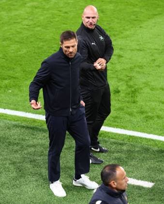 Chelsea manager Xabi Alonso complains to fourth official Robert Madley before the opening goal is scored Chelsea v Leeds United, EFL Carabao Cup, Third Round, Football, Stamford Bridge, London, UK - 09 Sep 2026London Stamford Bridge United Kingdom EDITORIAL USE ONLY No use with unauthorised audio, video, data, fixture lists, club league logos or live services. Online in-match use limited to 120 images, no video emulation. No use in betting, games or single club league player publications. Copyright: xKieranxMcManus Shutterstockx 17140215ac