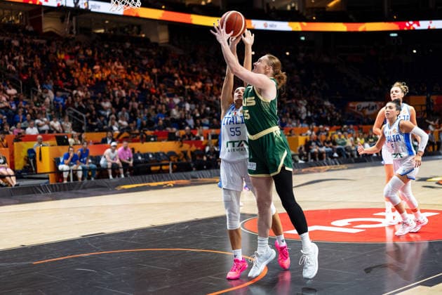 Chloe Bibby (Australien, 55) beim Korbleger, Vittoria Blasigh (Italien, 55), GER, Italien vs. Australien, Basketball, FIBA Women s World Cup 2026, Qualifikation fuers Viertelfinale, 09.09.2026 GER, Italien vs. Australien, Basketball, FIBA Women s World Cup 2026, Qualifikation fuers Viertelfinale, 09.09.2026 Berlin Copyright: xEibner-Pressefoto MaxxVincenx EP_MVN