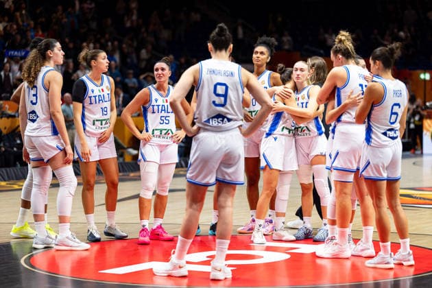 italienische Mannschaft enttaeuscht Enttaeuschung nach Niederlage, Lorela Cubaj (Italien, 13), Martina Fassina (Italien, 19), Vittoria Blasigh (Italien, 55), Cecilia Zandalasini (Italien, 09), Olbis Andre (Italien, 22), Mariella Santucci (Italien, 18), Francesca Pan (Italien, 11), Francesca Pasa (Italien, 06), GER, Italien vs. Australien, Basketball, FIBA Women s World Cup 2026, Qualifikation fuers Viertelfinale, 09.09.2026 GER, Italien vs. Australien, Basketball, FIBA Women s World Cup 2026, Qualifikation fuers Viertelfinale, 09.09.2026 Berlin Copyright: xEibner-Pressefoto MaxxVincenx EP_MVN