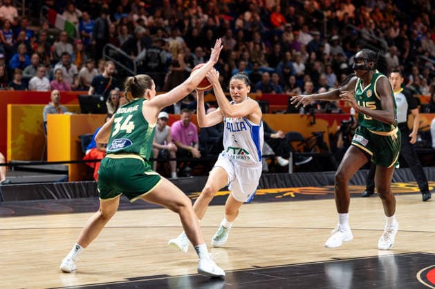 Cecilia Zandalasini (Italien, 09) im Dribbling gegen Isabelle Bourne (Australien, 34) und Ezi Magbegor (Australien, 13), GER, Italien vs. Australien, Basketball, FIBA Women s World Cup 2026, Qualifikation fuers Viertelfinale, 09.09.2026 GER, Italien vs. Australien, Basketball, FIBA Women s World Cup 2026, Qualifikation fuers Viertelfinale, 09.09.2026 Berlin Copyright: xEibner-Pressefoto MaxxVincenx EP_MVN