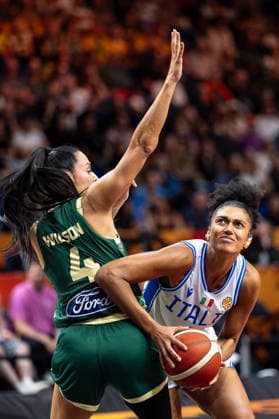 Jasmine Keys (Italien, 00) im Zweikampf mit Alex Wilson (Australien, 04), GER, Italien vs. Australien, Basketball, FIBA Women s World Cup 2026, Qualifikation fuers Viertelfinale, 09.09.2026 GER, Italien vs. Australien, Basketball, FIBA Women s World Cup 2026, Qualifikation fuers Viertelfinale, 09.09.2026 Berlin Copyright: xEibner-Pressefoto MaxxVincenx EP_MVN