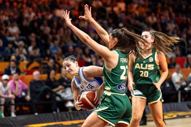 Cecilia Zandalasini (Italien, 09) im Dribbling gegen Alex Fowler (Australien, 23), GER, Italien vs. Australien, Basketball, FIBA Women s World Cup 2026, Qualifikation fuers Viertelfinale, 09.09.2026 GER, Italien vs. Australien, Basketball, FIBA Women s World Cup 2026, Qualifikation fuers Viertelfinale, 09.09.2026 Berlin Copyright: xEibner-Pressefoto MaxxVincenx EP_MVN