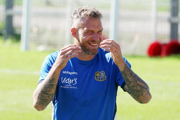 10.09.2026, xrekx, Fussball 3.Liga, 1.FC Saarbruecken - Training v.l. Patrick Schmidt (1.FC Saarbruecken) lacht, laechelt, positiv, zufrieden, laughs, smiles, positive, satisfied Saarbruecken