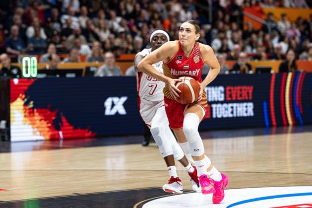 Reka Lelik (Ungarn, 21) beim Korbleger, Kahleah Copper (USA, 07), GER, USA vs. Ungarn, Basketball, FIBA Women s World Cup 2026, Viertelfinale, 10.09.2026 GER, USA vs. Ungarn, Basketball, FIBA Women s World Cup 2026, Viertelfinale, 10.09.2026 Berlin Copyright: xEibner-Pressefoto MaxxVincenx EP_MVN