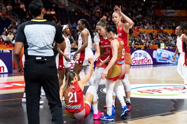 Reka Lelik (Ungarn, 21) am Boden, Virag Takacs-Kiss (Ungarn, 02), Dorka Juhasz (Ungarn, 14) und Agnes Studer (Ungarn, 09) helfen hoch , GER, USA vs. Ungarn, Basketball, FIBA Women s World Cup 2026, Viertelfinale, 10.09.2026 GER, USA vs. Ungarn, Basketball, FIBA Women s World Cup 2026, Viertelfinale, 10.09.2026 Berlin Copyright: xEibner-Pressefoto MaxxVincenx EP_MVN