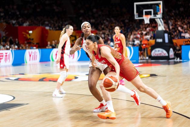 Agnes Torok (Ungarn, 13) im Dribbling gegen Angel Reese (USA, 15), GER, USA vs. Ungarn, Basketball, FIBA Women s World Cup 2026, Viertelfinale, 10.09.2026 GER, USA vs. Ungarn, Basketball, FIBA Women s World Cup 2026, Viertelfinale, 10.09.2026 Berlin Copyright: xEibner-Pressefoto MaxxVincenx EP_MVN