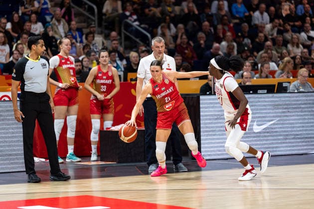 Reka Lelik (Ungarn, 21) im Dribbling, Kahleah Copper (USA, 07), GER, USA vs. Ungarn, Basketball, FIBA Women s World Cup 2026, Viertelfinale, 10.09.2026 GER, USA vs. Ungarn, Basketball, FIBA Women s World Cup 2026, Viertelfinale, 10.09.2026 Berlin Copyright: xEibner-Pressefoto MaxxVincenx EP_MVN