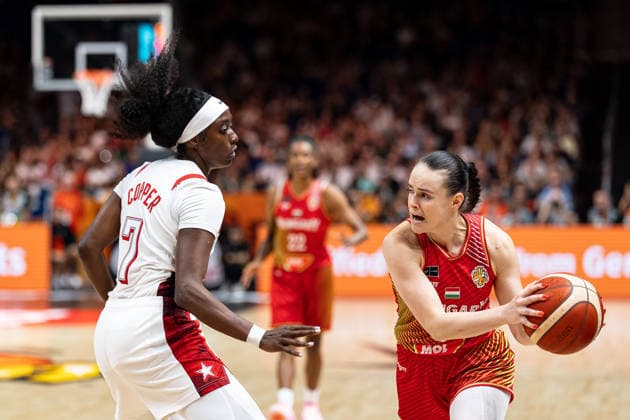 Agnes Studer (Ungarn, 09) am Ball, Kahleah Copper (USA, 07), GER, USA vs. Ungarn, Basketball, FIBA Women s World Cup 2026, Viertelfinale, 10.09.2026 GER, USA vs. Ungarn, Basketball, FIBA Women s World Cup 2026, Viertelfinale, 10.09.2026 Berlin Copyright: xEibner-Pressefoto MaxxVincenx EP_MVN