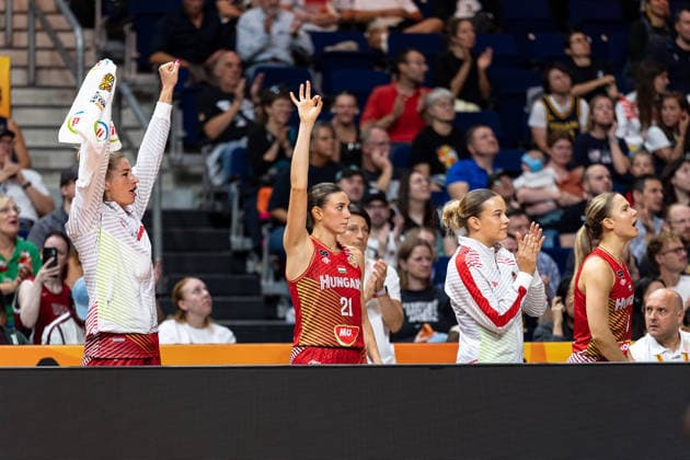 Ungarns Bank jubelt Jubel, Reka Lelik (Ungarn, 21), GER, USA vs. Ungarn, Basketball, FIBA Women s World Cup 2026, Viertelfinale, 10.09.2026 GER, USA vs. Ungarn, Basketball, FIBA Women s World Cup 2026, Viertelfinale, 10.09.2026 Berlin Copyright: xEibner-Pressefoto MaxxVincenx EP_MVN