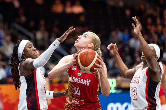 Dorka Juhasz (Ungarn, 14) am Ball, Rhyne Howard (USA, 06), Jackie Young (USA, 13), GER, USA vs. Ungarn, Basketball, FIBA Women s World Cup 2026, Viertelfinale, 10.09.2026 GER, USA vs. Ungarn, Basketball, FIBA Women s World Cup 2026, Viertelfinale, 10.09.2026 Berlin Copyright: xEibner-Pressefoto MaxxVincenx EP_MVN