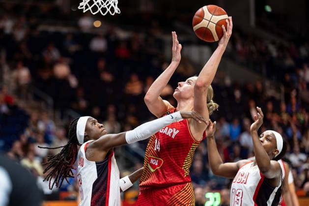 Dorka Juhasz (Ungarn, 14) am Ball, Rhyne Howard (USA, 06), Jackie Young (USA, 13), GER, USA vs. Ungarn, Basketball, FIBA Women s World Cup 2026, Viertelfinale, 10.09.2026 GER, USA vs. Ungarn, Basketball, FIBA Women s World Cup 2026, Viertelfinale, 10.09.2026 Berlin Copyright: xEibner-Pressefoto MaxxVincenx EP_MVN