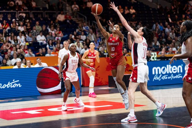 Nina Aho (Ungarn, 10) beim Korbleger, Breanna Stewart (USA, 10), GER, USA vs. Ungarn, Basketball, FIBA Women s World Cup 2026, Viertelfinale, 10.09.2026 GER, USA vs. Ungarn, Basketball, FIBA Women s World Cup 2026, Viertelfinale, 10.09.2026 Berlin Copyright: xEibner-Pressefoto MaxxVincenx EP_MVN