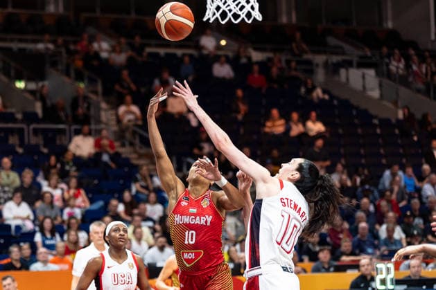Nina Aho (Ungarn, 10) beim Korbleger, Breanna Stewart (USA, 10), GER, USA vs. Ungarn, Basketball, FIBA Women s World Cup 2026, Viertelfinale, 10.09.2026 GER, USA vs. Ungarn, Basketball, FIBA Women s World Cup 2026, Viertelfinale, 10.09.2026 Berlin Copyright: xEibner-Pressefoto MaxxVincenx EP_MVN