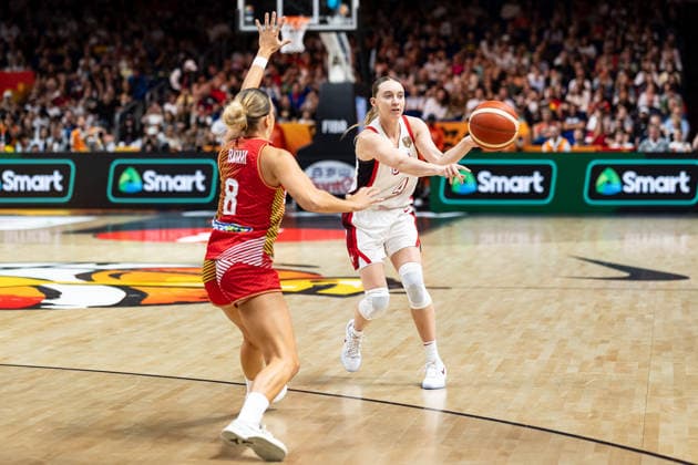 Paige Bueckers (USA, 04) Pass, Eszter Ratkai (Ungarn, 08), GER, USA vs. Ungarn, Basketball, FIBA Women s World Cup 2026, Viertelfinale, 10.09.2026 GER, USA vs. Ungarn, Basketball, FIBA Women s World Cup 2026, Viertelfinale, 10.09.2026 Berlin Copyright: xEibner-Pressefoto MaxxVincenx EP_MVN