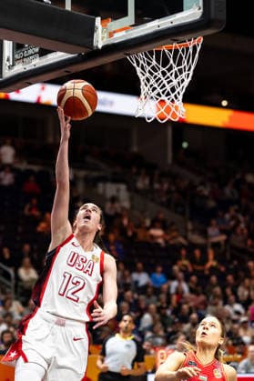 Caitlin Clark (USA, 12) beim Korbleger, Veronika Kanyasi (Ungarn, 07), GER, USA vs. Ungarn, Basketball, FIBA Women s World Cup 2026, Viertelfinale, 10.09.2026 GER, USA vs. Ungarn, Basketball, FIBA Women s World Cup 2026, Viertelfinale, 10.09.2026 Berlin Copyright: xEibner-Pressefoto MaxxVincenx EP_MVN