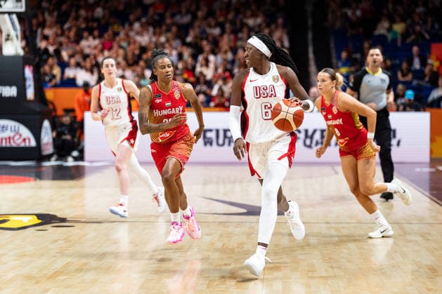 Rhyne Howard (USA, 06) im Dribbling, Yvonne Turner (Ungarn, 22), GER, USA vs. Ungarn, Basketball, FIBA Women s World Cup 2026, Viertelfinale, 10.09.2026 GER, USA vs. Ungarn, Basketball, FIBA Women s World Cup 2026, Viertelfinale, 10.09.2026 Berlin Copyright: xEibner-Pressefoto MaxxVincenx EP_MVN