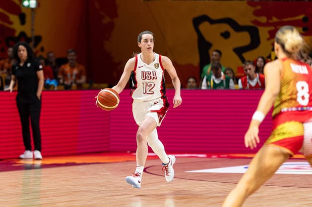 Caitlin Clark (USA, 12) im Dribbling, Eszter Ratkai (Ungarn, 08), GER, USA vs. Ungarn, Basketball, FIBA Women s World Cup 2026, Viertelfinale, 10.09.2026 GER, USA vs. Ungarn, Basketball, FIBA Women s World Cup 2026, Viertelfinale, 10.09.2026 Berlin Copyright: xEibner-Pressefoto MaxxVincenx EP_MVN
