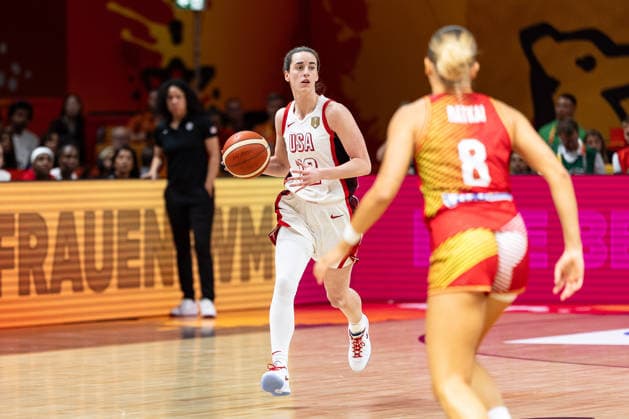 Caitlin Clark (USA, 12) im Dribbling, Eszter Ratkai (Ungarn, 08), GER, USA vs. Ungarn, Basketball, FIBA Women s World Cup 2026, Viertelfinale, 10.09.2026 GER, USA vs. Ungarn, Basketball, FIBA Women s World Cup 2026, Viertelfinale, 10.09.2026 Berlin Copyright: xEibner-Pressefoto MaxxVincenx EP_MVN