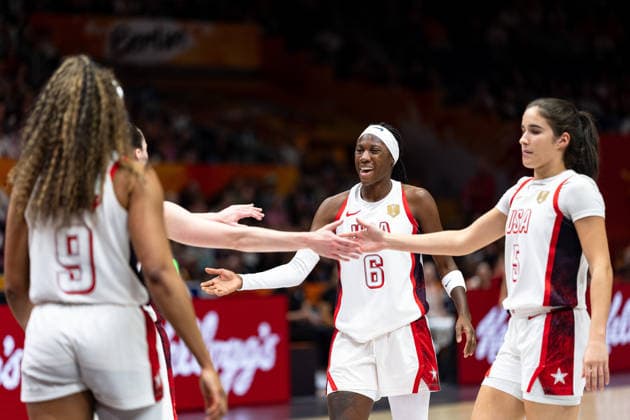 US-amerikanische Mannschaft jubelt Jubel, Kiki Iriafen (USA, 09), Rhyne Howard (USA, 06) und Sonia Citron (USA, 05), GER, USA vs. Ungarn, Basketball, FIBA Women s World Cup 2026, Viertelfinale, 10.09.2026 GER, USA vs. Ungarn, Basketball, FIBA Women s World Cup 2026, Viertelfinale, 10.09.2026 Berlin Copyright: xEibner-Pressefoto MaxxVincenx EP_MVN