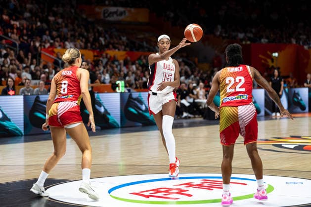 Angel Reese (USA, 15) Pass, Eszter Ratkai (Ungarn, 08), Yvonne Turner (Ungarn, 22), GER, USA vs. Ungarn, Basketball, FIBA Women s World Cup 2026, Viertelfinale, 10.09.2026 GER, USA vs. Ungarn, Basketball, FIBA Women s World Cup 2026, Viertelfinale, 10.09.2026 Berlin Copyright: xEibner-Pressefoto MaxxVincenx EP_MVN