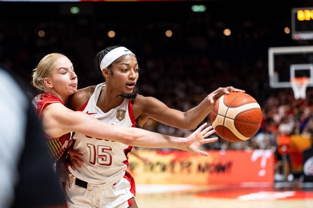 Angel Reese (USA, 15) im Zweikampf, Kampf um den Ball mit Dorka Juhasz (Ungarn, 14), GER, USA vs. Ungarn, Basketball, FIBA Women s World Cup 2026, Viertelfinale, 10.09.2026 GER, USA vs. Ungarn, Basketball, FIBA Women s World Cup 2026, Viertelfinale, 10.09.2026 Berlin Copyright: xEibner-Pressefoto MaxxVincenx EP_MVN