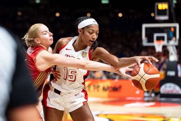 Angel Reese (USA, 15) im Zweikampf, Kampf um den Ball mit Dorka Juhasz (Ungarn, 14), GER, USA vs. Ungarn, Basketball, FIBA Women s World Cup 2026, Viertelfinale, 10.09.2026 GER, USA vs. Ungarn, Basketball, FIBA Women s World Cup 2026, Viertelfinale, 10.09.2026 Berlin Copyright: xEibner-Pressefoto MaxxVincenx EP_MVN