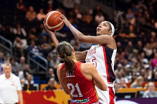 Angel Reese (USA, 15) beim Wurf, Reka Lelik (Ungarn, 21), GER, USA vs. Ungarn, Basketball, FIBA Women s World Cup 2026, Viertelfinale, 10.09.2026 GER, USA vs. Ungarn, Basketball, FIBA Women s World Cup 2026, Viertelfinale, 10.09.2026 Berlin Copyright: xEibner-Pressefoto MaxxVincenx EP_MVN