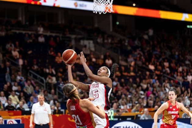 Angel Reese (USA, 15) beim Wurf, Reka Lelik (Ungarn, 21), GER, USA vs. Ungarn, Basketball, FIBA Women s World Cup 2026, Viertelfinale, 10.09.2026 GER, USA vs. Ungarn, Basketball, FIBA Women s World Cup 2026, Viertelfinale, 10.09.2026 Berlin Copyright: xEibner-Pressefoto MaxxVincenx EP_MVN