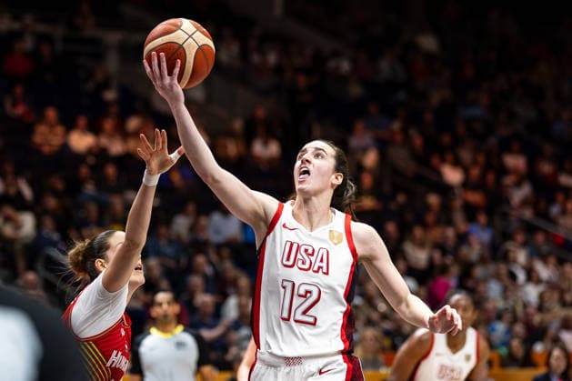 Caitlin Clark (USA, 12) beim Korbleger, Virag Takacs-Kiss (Ungarn, 02), GER, USA vs. Ungarn, Basketball, FIBA Women s World Cup 2026, Viertelfinale, 10.09.2026 GER, USA vs. Ungarn, Basketball, FIBA Women s World Cup 2026, Viertelfinale, 10.09.2026 Berlin Copyright: xEibner-Pressefoto MaxxVincenx EP_MVN