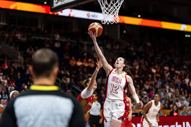 Caitlin Clark (USA, 12) beim Korbleger, Virag Takacs-Kiss (Ungarn, 02), GER, USA vs. Ungarn, Basketball, FIBA Women s World Cup 2026, Viertelfinale, 10.09.2026 GER, USA vs. Ungarn, Basketball, FIBA Women s World Cup 2026, Viertelfinale, 10.09.2026 Berlin Copyright: xEibner-Pressefoto MaxxVincenx EP_MVN