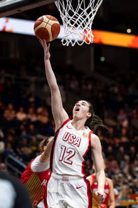 Caitlin Clark (USA, 12) beim Korbleger, Virag Takacs-Kiss (Ungarn, 02), GER, USA vs. Ungarn, Basketball, FIBA Women s World Cup 2026, Viertelfinale, 10.09.2026 GER, USA vs. Ungarn, Basketball, FIBA Women s World Cup 2026, Viertelfinale, 10.09.2026 Berlin Copyright: xEibner-Pressefoto MaxxVincenx EP_MVN
