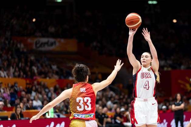 Paige Bueckers (USA, 04) beim Wurf, Panka Dul (Ungarn, 33), GER, USA vs. Ungarn, Basketball, FIBA Women s World Cup 2026, Viertelfinale, 10.09.2026 GER, USA vs. Ungarn, Basketball, FIBA Women s World Cup 2026, Viertelfinale, 10.09.2026 Berlin Copyright: xEibner-Pressefoto MaxxVincenx EP_MVN