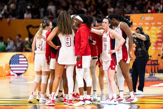US-amerikanische Mannschaft jubelt Jubel nach Sieg Spielende, Paige Bueckers (USA, 04), Agnes Studer (Ungarn, 09), Caitlin Clark (USA, 12), GER, USA vs. Ungarn, Basketball, FIBA Women s World Cup 2026, Viertelfinale, 10.09.2026 GER, USA vs. Ungarn, Basketball, FIBA Women s World Cup 2026, Viertelfinale, 10.09.2026 Berlin Copyright: xEibner-Pressefoto MaxxVincenx EP_MVN