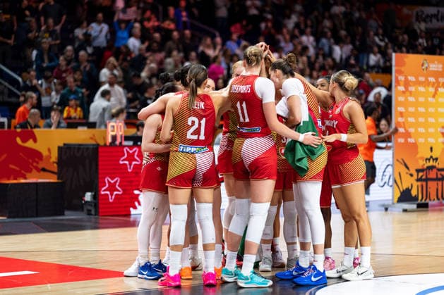 ungarische Mannschaft enttaeuscht Enttaeuschung nach Niederlage, Reka Lelik (Ungarn, 21), Kinga Josepovits (Ungarn, 11), GER, USA vs. Ungarn, Basketball, FIBA Women s World Cup 2026, Viertelfinale, 10.09.2026 GER, USA vs. Ungarn, Basketball, FIBA Women s World Cup 2026, Viertelfinale, 10.09.2026 Berlin Copyright: xEibner-Pressefoto MaxxVincenx EP_MVN