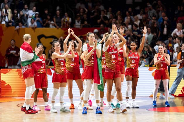 ungarische Mannschaft bedankt sich bei den Fans, Panka Dul (Ungarn, 33), Agnes Torok (Ungarn, 13), Virag Takacs-Kiss (Ungarn, 02), Judit Barnai (Ungarn, 55), Nina Aho (Ungarn, 10), Agnes Studer (Ungarn, 09), GER, USA vs. Ungarn, Basketball, FIBA Women s World Cup 2026, Viertelfinale, 10.09.2026 GER, USA vs. Ungarn, Basketball, FIBA Women s World Cup 2026, Viertelfinale, 10.09.2026 Berlin Copyright: xEibner-Pressefoto MaxxVincenx EP_MVN