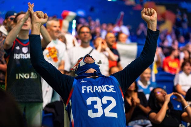 franzoesischer Fan jubelt Jubel im Trikot, Wrestling Maske, GER, China vs. Frankreich, Basketball, FIBA Women s World Cup 2026, Viertelfinale, 10.09.2026 GER, China vs. Frankreich, Basketball, FIBA Women s World Cup 2026, Viertelfinale, 10.09.2026 Berlin Copyright: xEibner-Pressefoto MaxxVincenx EP_MVN