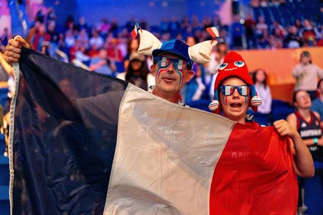 franzoesischer Fans jubelt Jubel mit Fahne und Hut, GER, China vs. Frankreich, Basketball, FIBA Women s World Cup 2026, Viertelfinale, 10.09.2026 GER, China vs. Frankreich, Basketball, FIBA Women s World Cup 2026, Viertelfinale, 10.09.2026 Berlin Copyright: xEibner-Pressefoto MaxxVincenx EP_MVN
