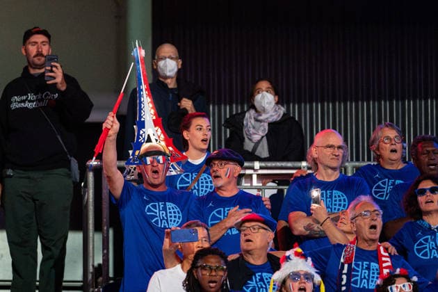 franzoesischer Fans jubelt Jubel mit Fahne und Eifelturm Hut, GER, China vs. Frankreich, Basketball, FIBA Women s World Cup 2026, Viertelfinale, 10.09.2026 GER, China vs. Frankreich, Basketball, FIBA Women s World Cup 2026, Viertelfinale, 10.09.2026 Berlin Copyright: xEibner-Pressefoto MaxxVincenx EP_MVN