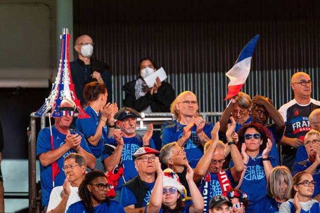 franzoesischer Fans jubelt Jubel mit Fahne und Eifelturm Hut, GER, China vs. Frankreich, Basketball, FIBA Women s World Cup 2026, Viertelfinale, 10.09.2026 GER, China vs. Frankreich, Basketball, FIBA Women s World Cup 2026, Viertelfinale, 10.09.2026 Berlin Copyright: xEibner-Pressefoto MaxxVincenx EP_MVN