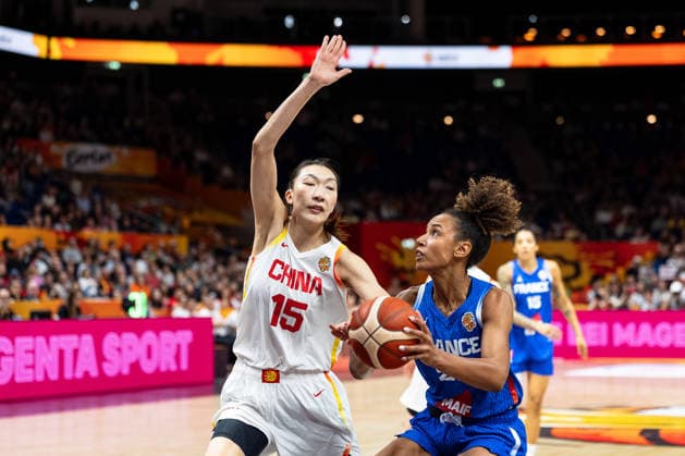 Marieme Badiane (Frankreich, 22) im Dribbling gegen Xu Han (China, 15), GER, China vs. Frankreich, Basketball, FIBA Women s World Cup 2026, Viertelfinale, 10.09.2026 GER, China vs. Frankreich, Basketball, FIBA Women s World Cup 2026, Viertelfinale, 10.09.2026 Berlin Copyright: xEibner-Pressefoto MaxxVincenx EP_MVN
