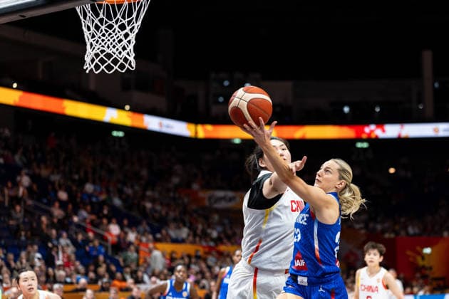 Marine Johannes (Frankreich, 23) beim Korbleger gegen Ziyu Zhang (China, 19), GER, China vs. Frankreich, Basketball, FIBA Women s World Cup 2026, Viertelfinale, 10.09.2026 GER, China vs. Frankreich, Basketball, FIBA Women s World Cup 2026, Viertelfinale, 10.09.2026 Berlin Copyright: xEibner-Pressefoto MaxxVincenx EP_MVN