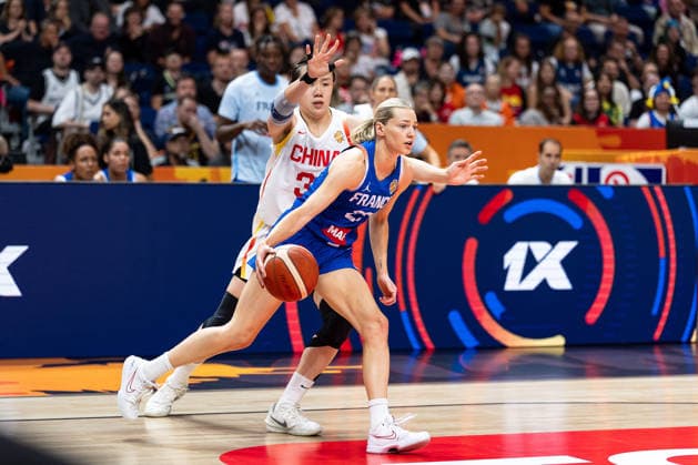 Marine Johannes (Frankreich, 23) im Dribbling gegen Saiqi Jia (China, 31), GER, China vs. Frankreich, Basketball, FIBA Women s World Cup 2026, Viertelfinale, 10.09.2026 GER, China vs. Frankreich, Basketball, FIBA Women s World Cup 2026, Viertelfinale, 10.09.2026 Berlin Copyright: xEibner-Pressefoto MaxxVincenx EP_MVN