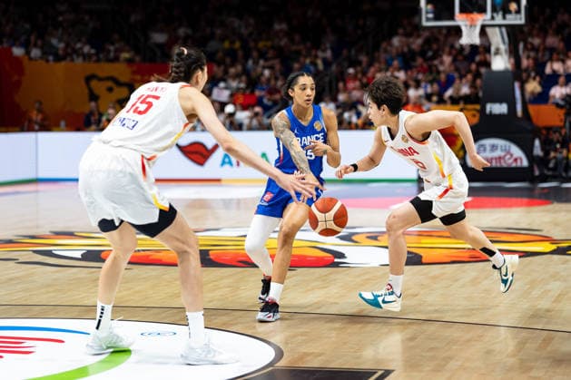 Gabby Williams (Frankreich, 15) Pass, Xu Han (China, 15), Shuyu Yang (China, 06), GER, China vs. Frankreich, Basketball, FIBA Women s World Cup 2026, Viertelfinale, 10.09.2026 GER, China vs. Frankreich, Basketball, FIBA Women s World Cup 2026, Viertelfinale, 10.09.2026 Berlin Copyright: xEibner-Pressefoto MaxxVincenx EP_MVN