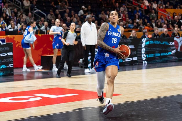 Gabby Williams (Frankreich, 15) im Dribbling, GER, China vs. Frankreich, Basketball, FIBA Women s World Cup 2026, Viertelfinale, 10.09.2026 GER, China vs. Frankreich, Basketball, FIBA Women s World Cup 2026, Viertelfinale, 10.09.2026 Berlin Copyright: xEibner-Pressefoto MaxxVincenx EP_MVN