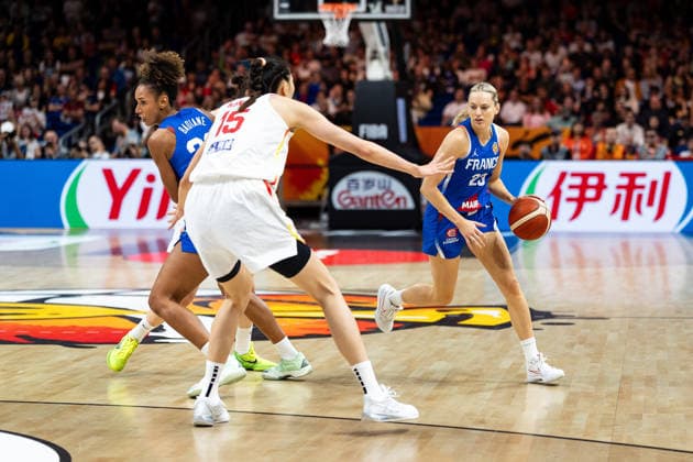 Marine Johannes (Frankreich, 23) im Dribbling, Xu Han (China, 15), GER, China vs. Frankreich, Basketball, FIBA Women s World Cup 2026, Viertelfinale, 10.09.2026 GER, China vs. Frankreich, Basketball, FIBA Women s World Cup 2026, Viertelfinale, 10.09.2026 Berlin Copyright: xEibner-Pressefoto MaxxVincenx EP_MVN