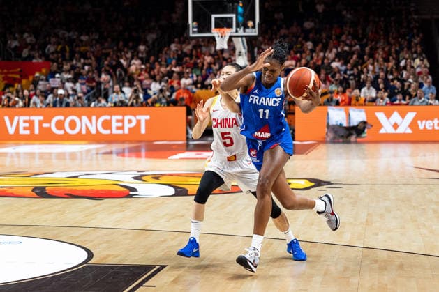 Valeriane Ayayi (Frankreich, 11) im Dribbling gegen Siyu Wang (China, 05), GER, China vs. Frankreich, Basketball, FIBA Women s World Cup 2026, Viertelfinale, 10.09.2026 GER, China vs. Frankreich, Basketball, FIBA Women s World Cup 2026, Viertelfinale, 10.09.2026 Berlin Copyright: xEibner-Pressefoto MaxxVincenx EP_MVN